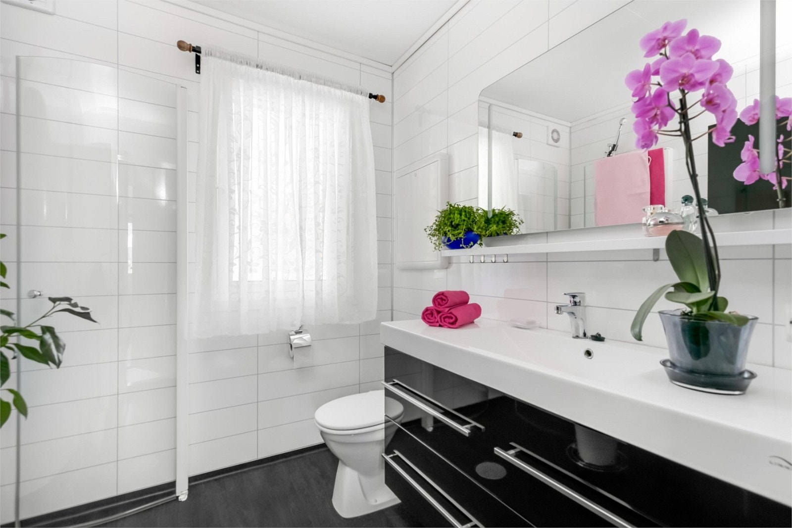 Badet vart renovert i 2014, med innreiing frå Linn Bad med skuffer og høgskap. Heildekkande servant, dusj med plassbesparande glasveggar og varmekablar i golvet. Galleribilde