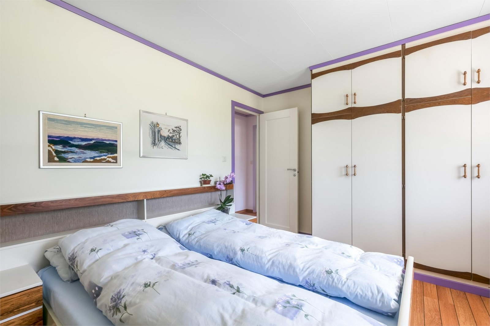 Hovudsoverommet har god plass til stor dobbeltseng og garderobeløysing Galleribilde