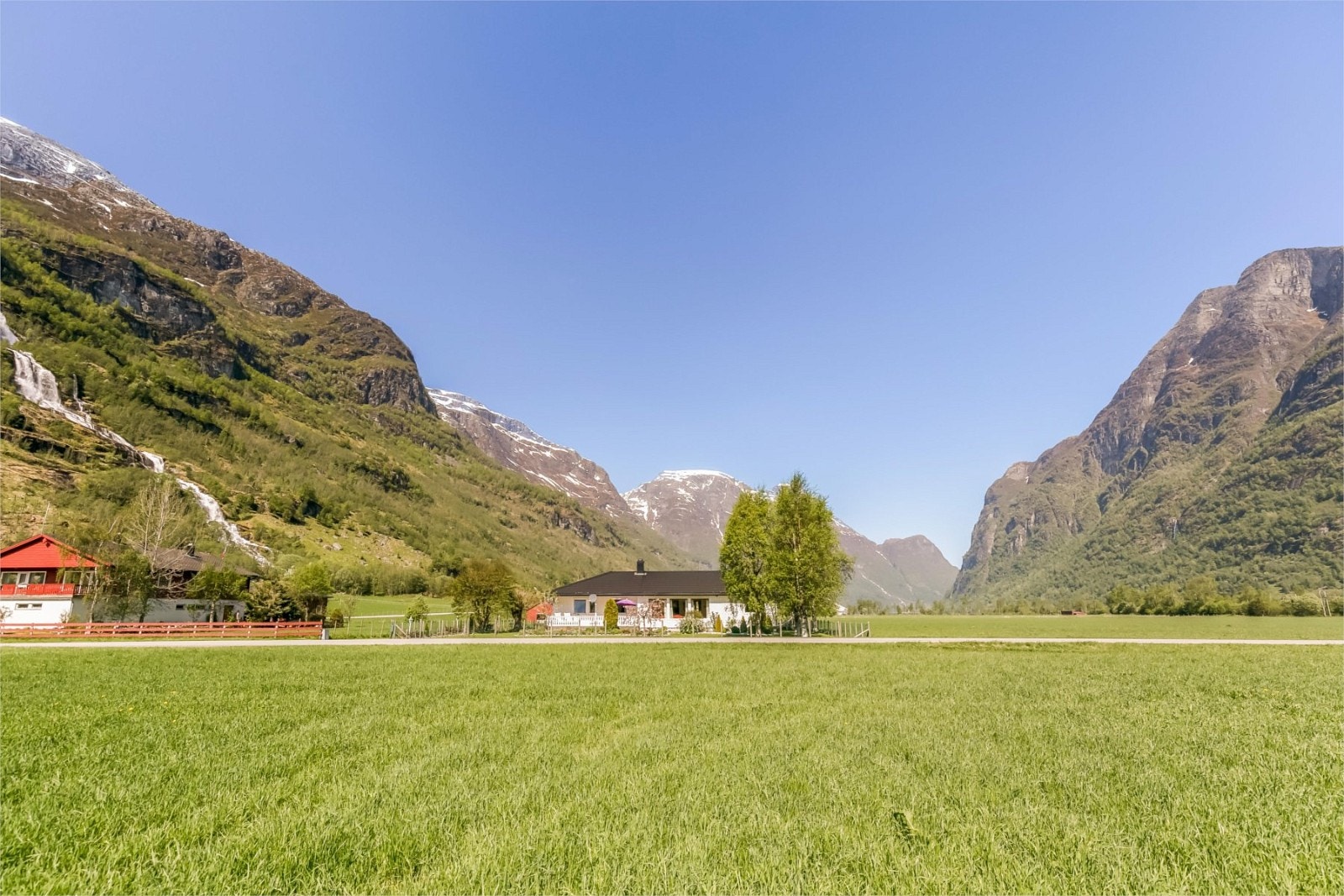 Bustaden ligg idyllisk til i rolege og landlege omgjevnadar Galleribilde
