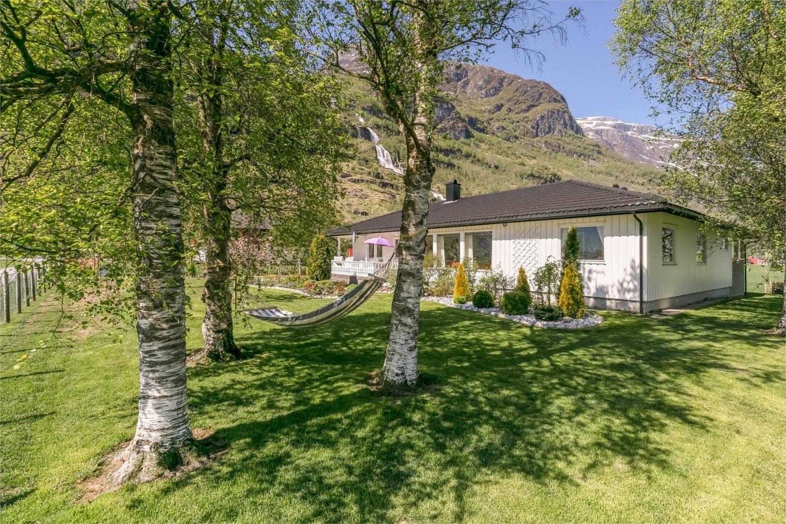 Tomta er på 944 kvm, flat og flott opparbeida med plen. Perfekt for leik og ballspel. Galleribilde