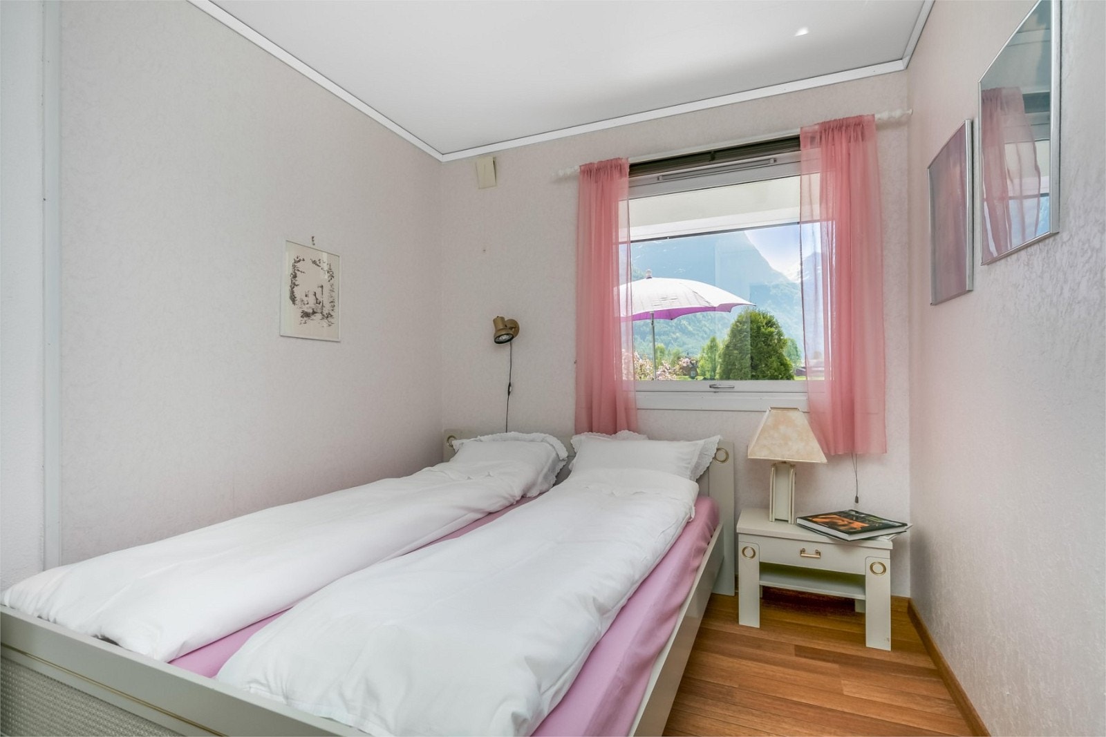 Alle soveromma har god plass til seng, nattbord og anna søveromsmøblement Galleribilde