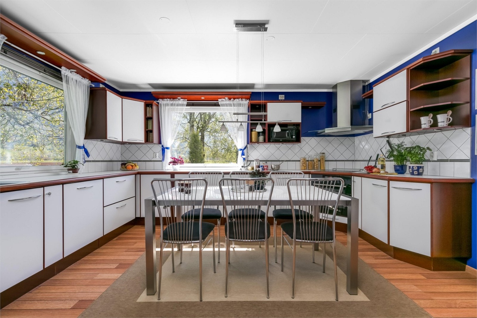 God plass til eit stort spisebord for familien Galleribilde