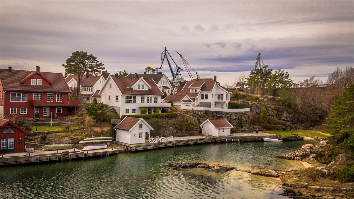 Flott beliggenhet med brygge og innredet sjøbod Galleribilde