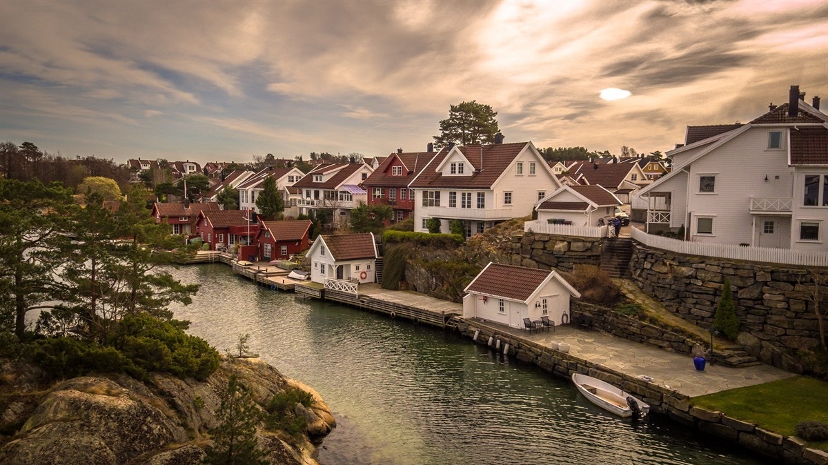 Flott beliggenhet med brygge som har ettermiddag/k Galleribilde