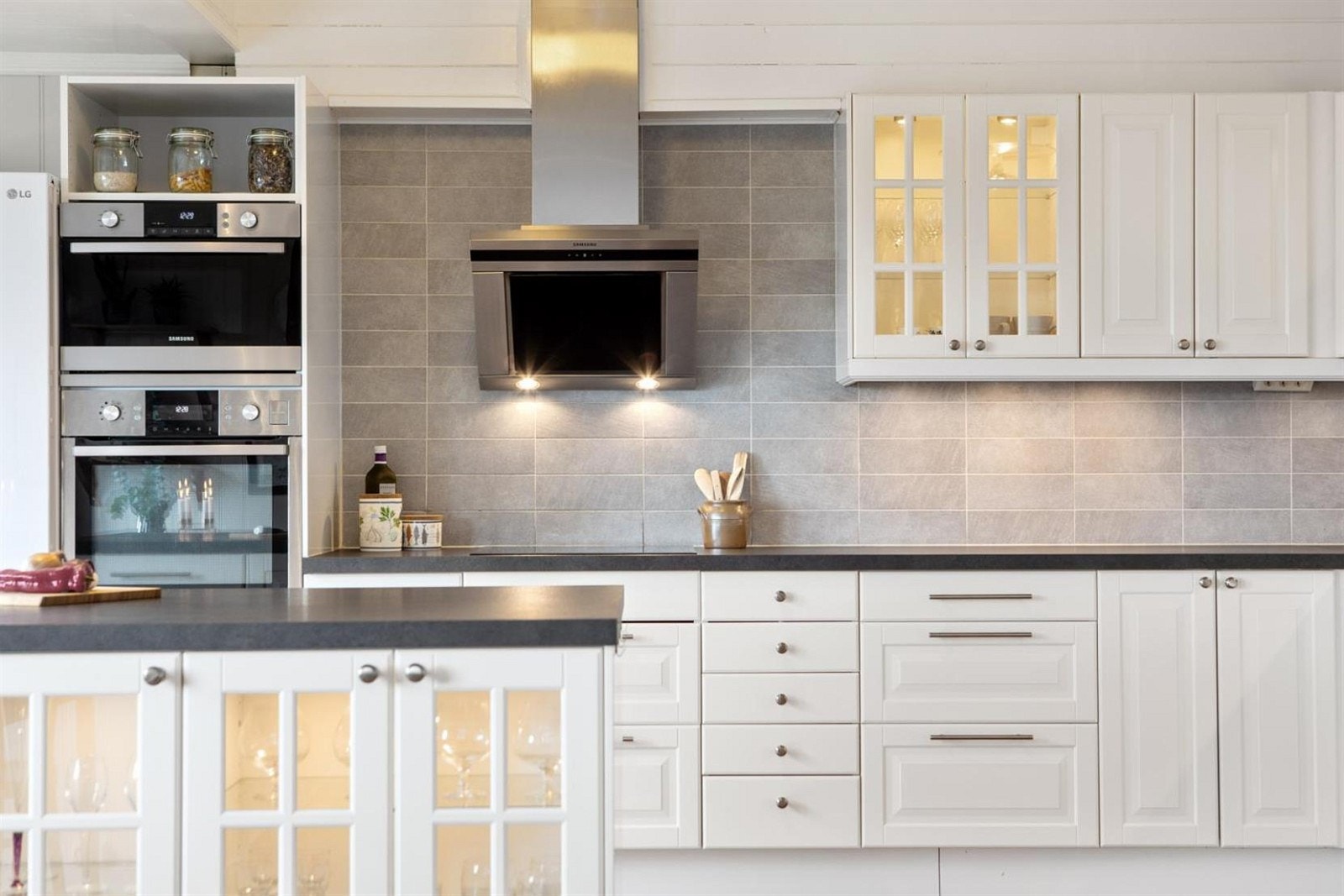 Kjøkken 1.Etasje - Lekkert og moderne kjøkken med integrerte hvitevarer Galleribilde