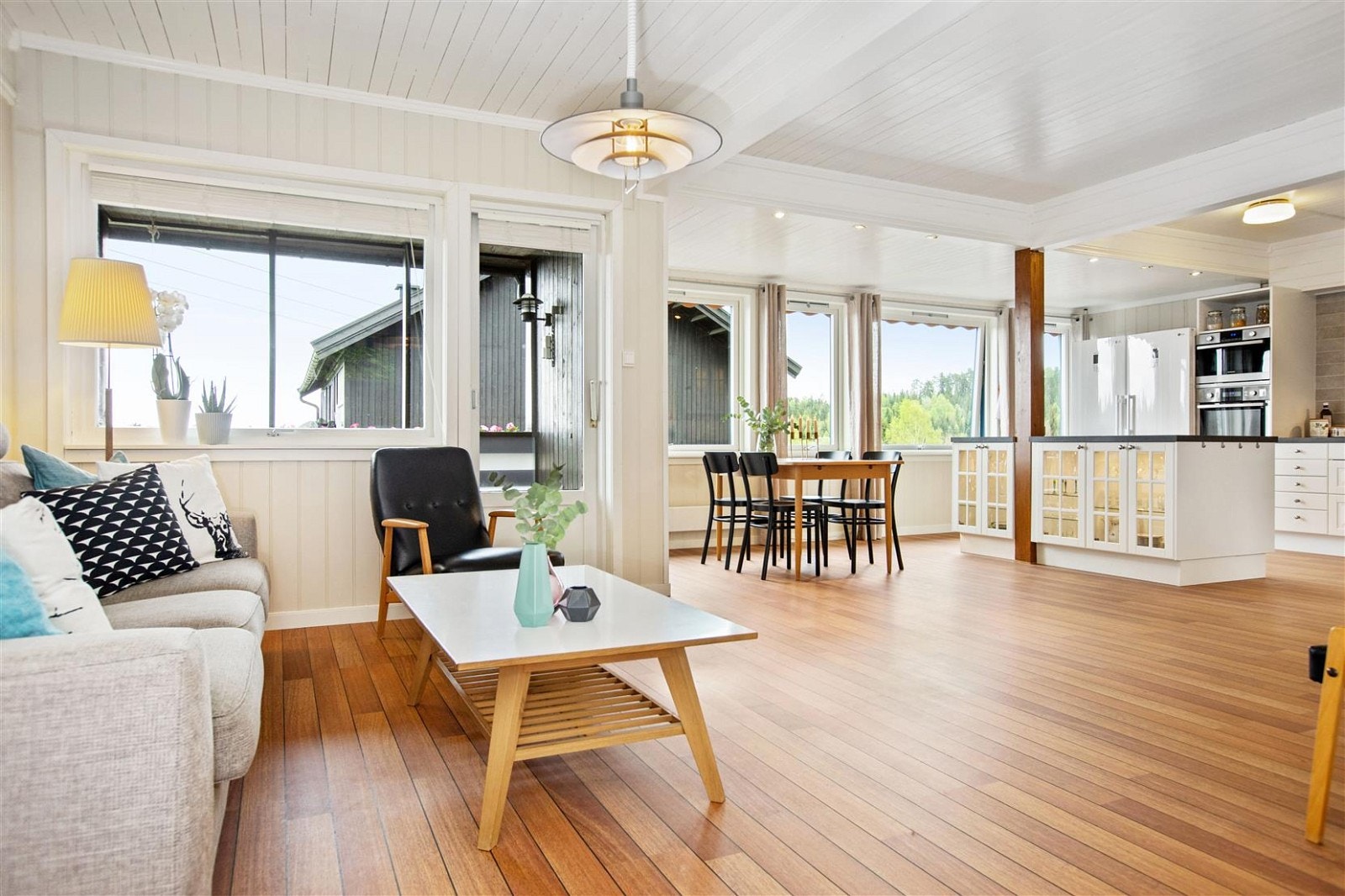 Stue 1. etasje - Åpen løsning mellom stue og kjøkken Galleribilde