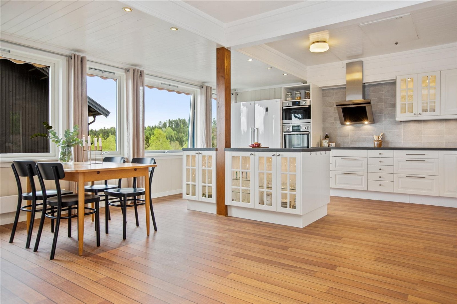 Kjøkken 1.etasje - God plass til spisestue mellom kjøkken og stue. Galleribilde