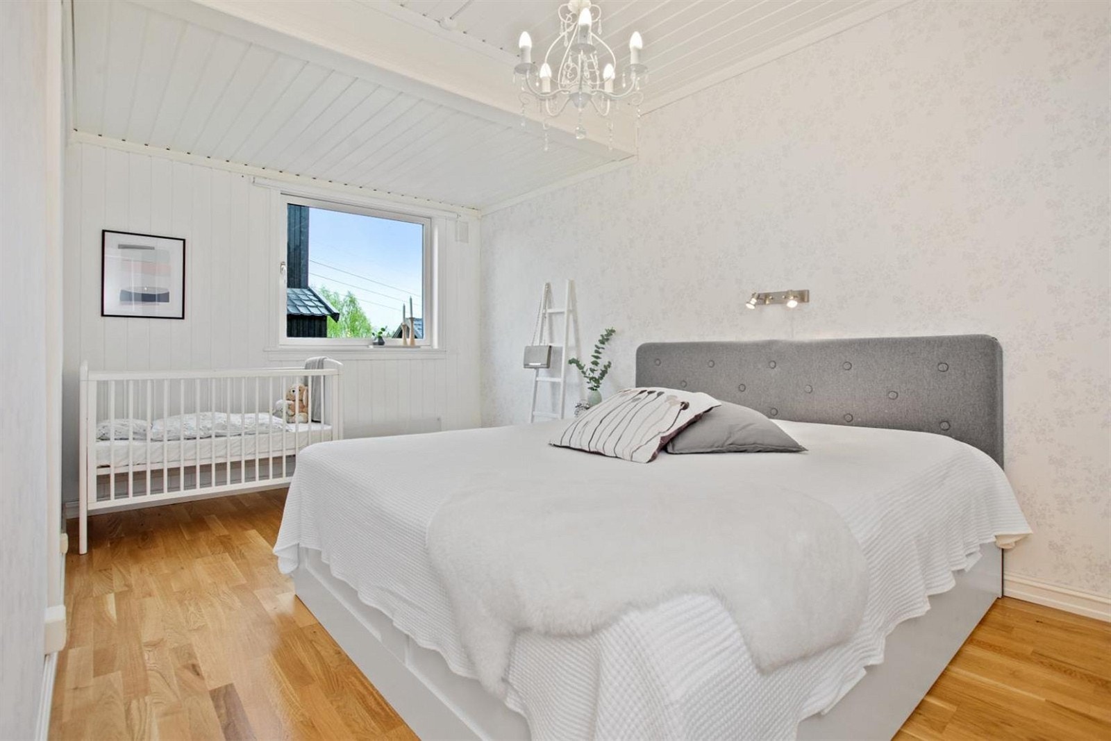 Hovedsoverom underetasje - Lyst og stort hovedsoverom med god plass for stor dobbeltseng. Galleribilde