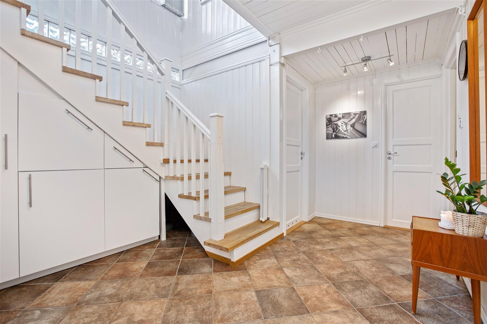 Underetasje - Stor og luftig hall med svært gode oppbevaringsmuligheter. Galleribilde