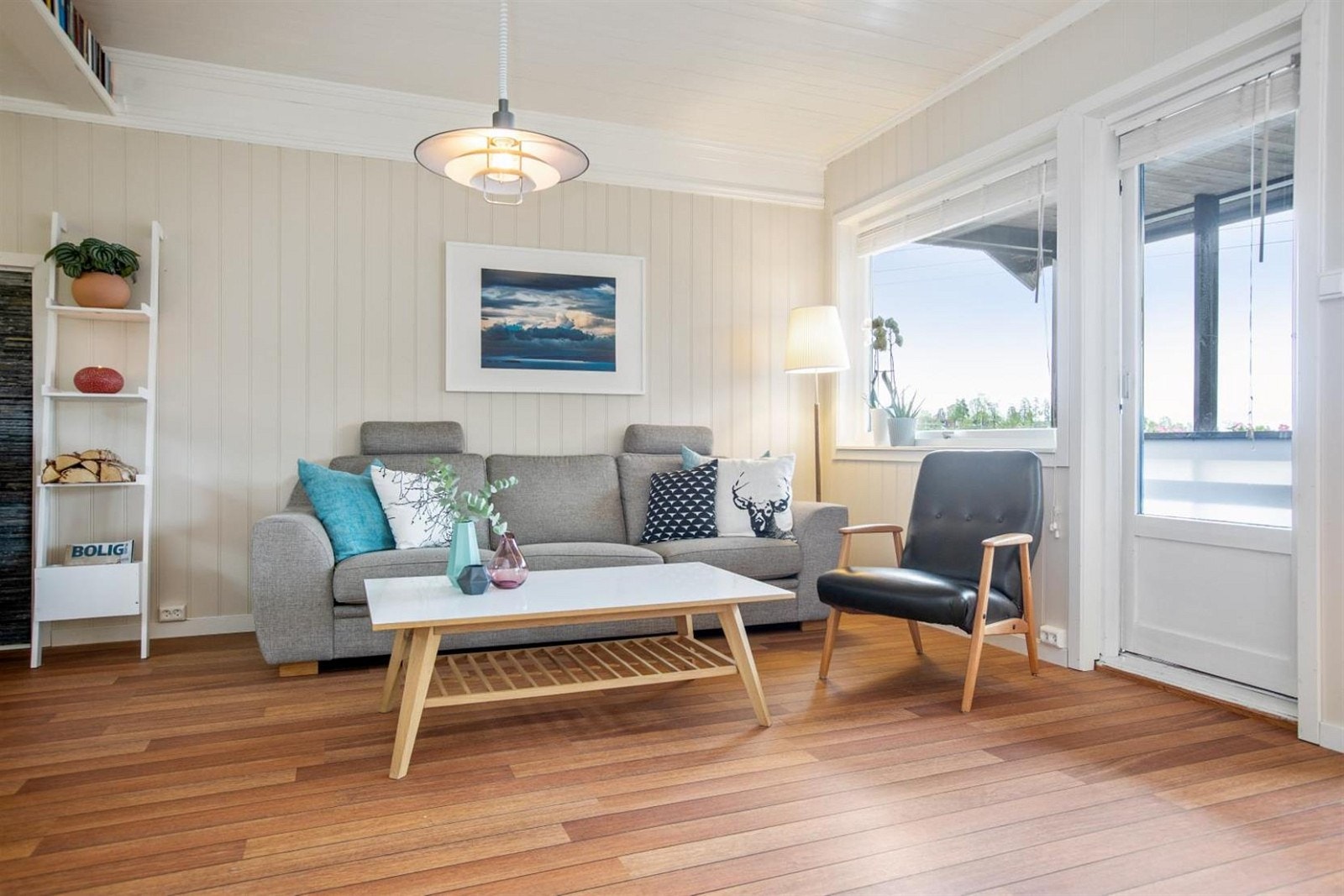 Stue 1.etasje - Utgang til flott balkong hvor solen og utsikten nytes Galleribilde