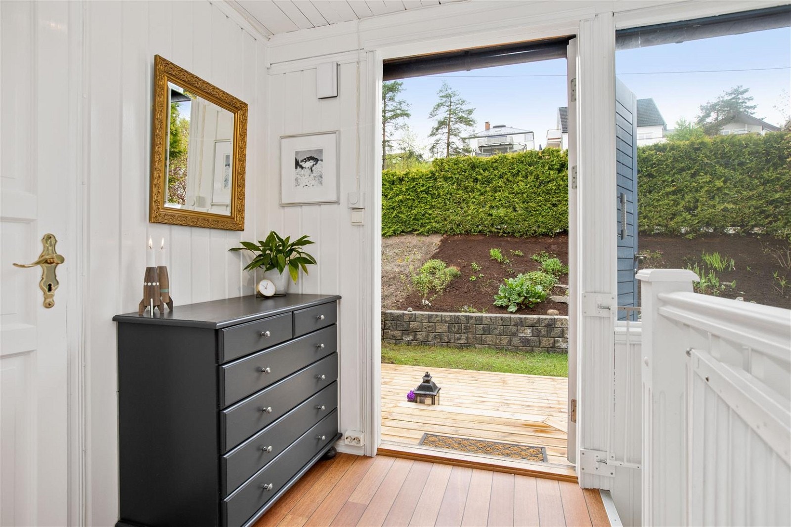 Trapperom 1. etg. - Utgang til solrik terrasse. Galleribilde