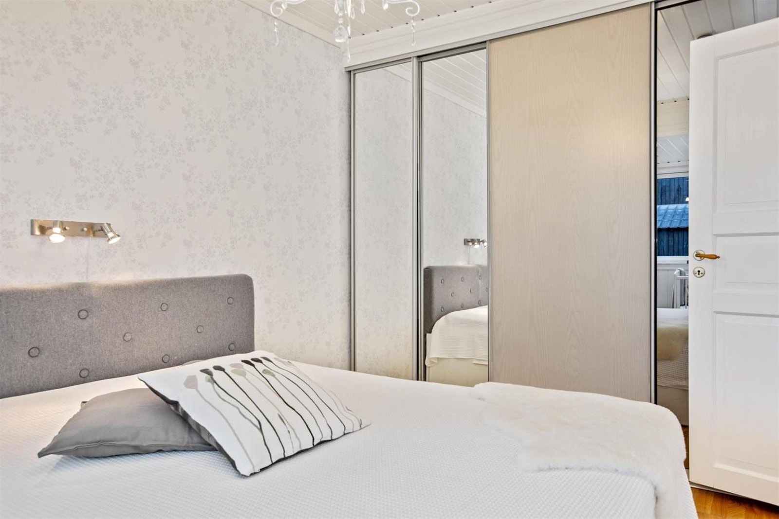 Hovedsoverom - stor skyvedørsgarderobe. Galleribilde