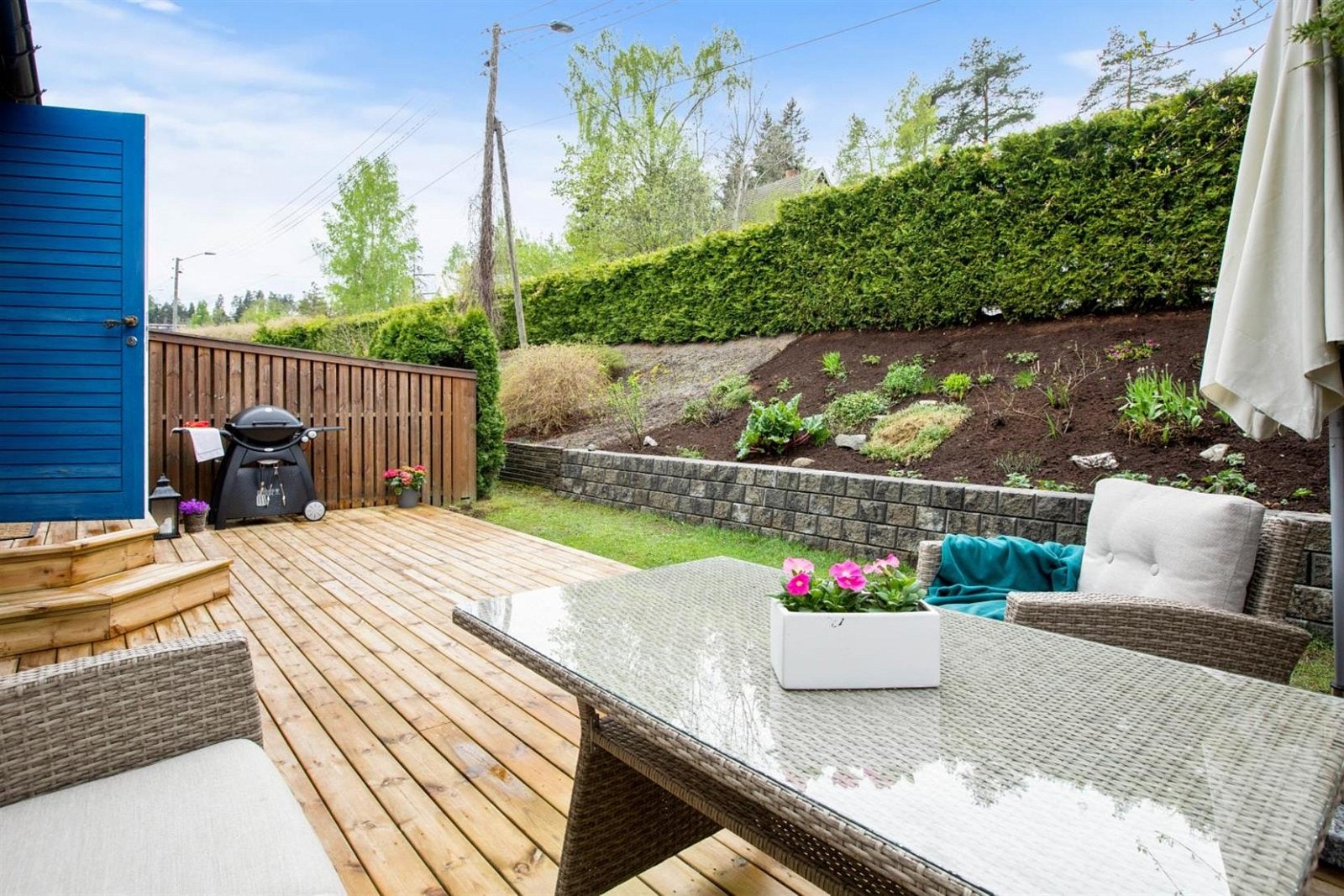 Terrasse 1. etasje - Usjenert terrasse med god plass til flere møbelgrupper. Galleribilde