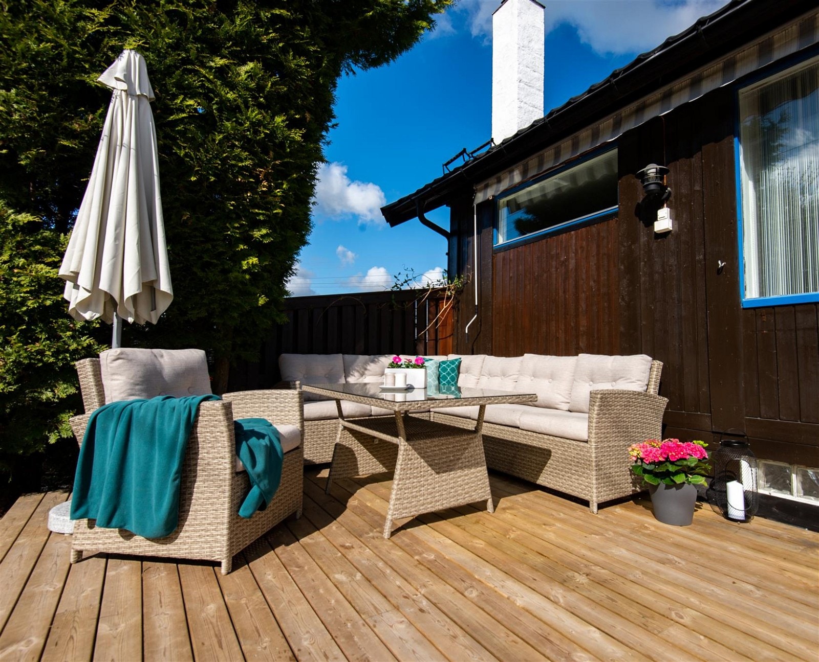 Usjenert og solrik terrasse, med utgang fra stue og utvendig tilgang fra husets gavlside. Galleribilde