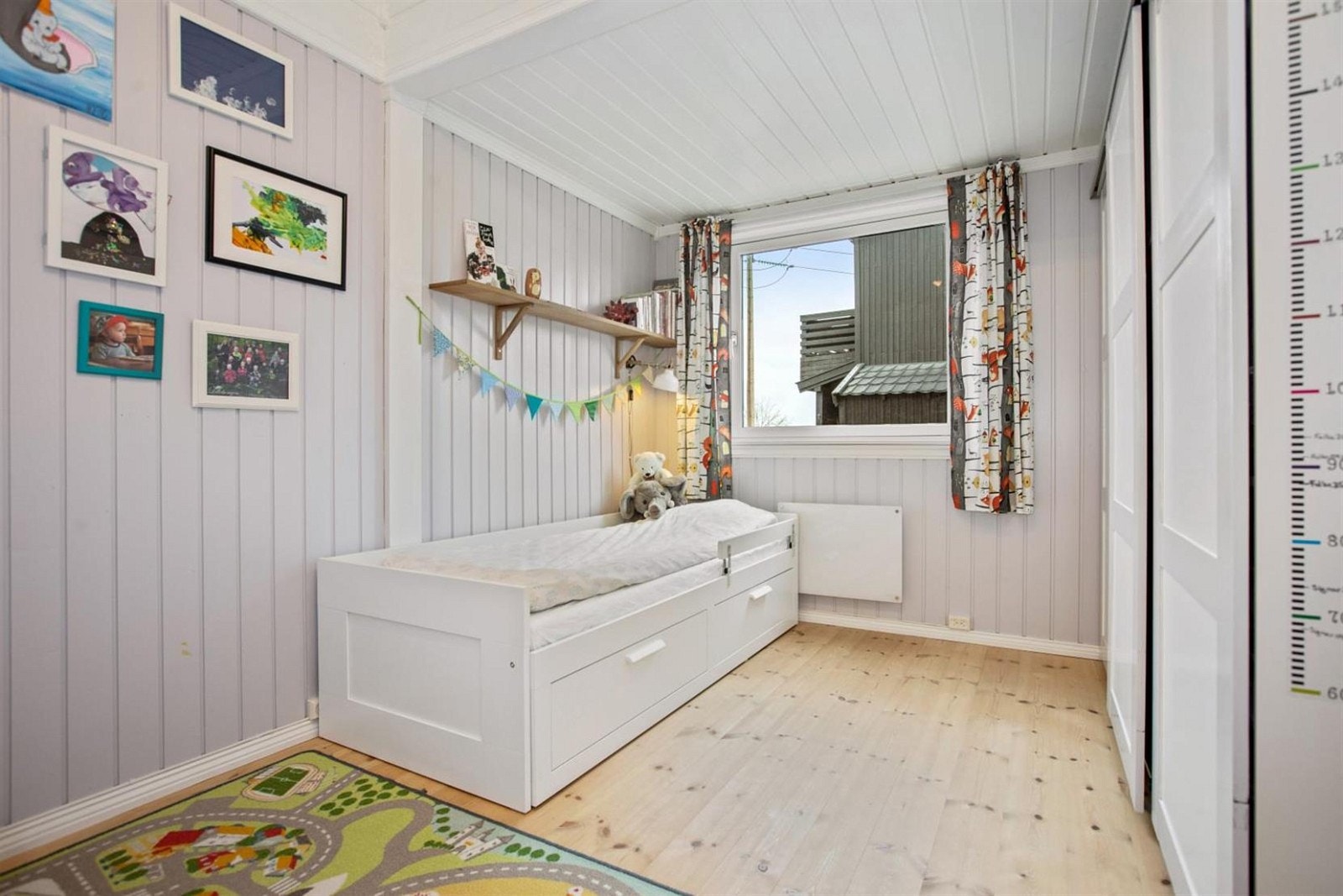 Soverom 2 - Underetasje - Ett av to soverom med skyvedørsgarderobe. Galleribilde