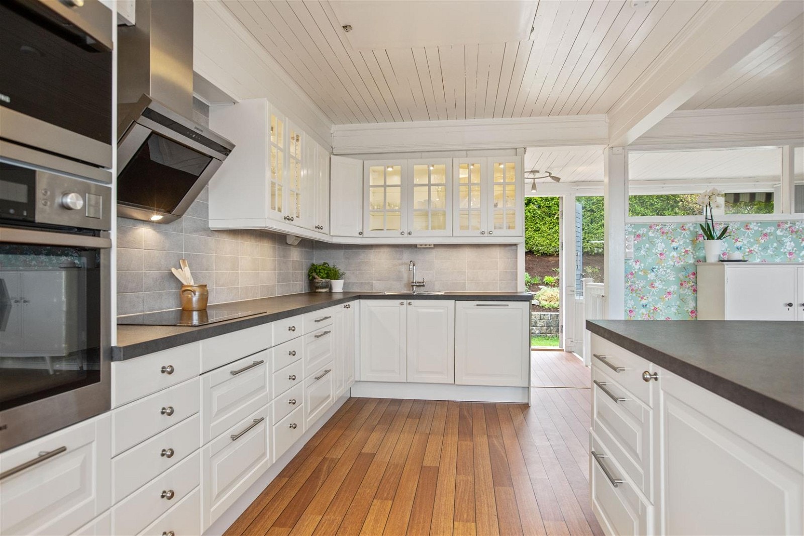 Kjøkken 1. etasje - Rikelig med skap- og benkeplass! Flott kjøkkenøy mot stue Galleribilde