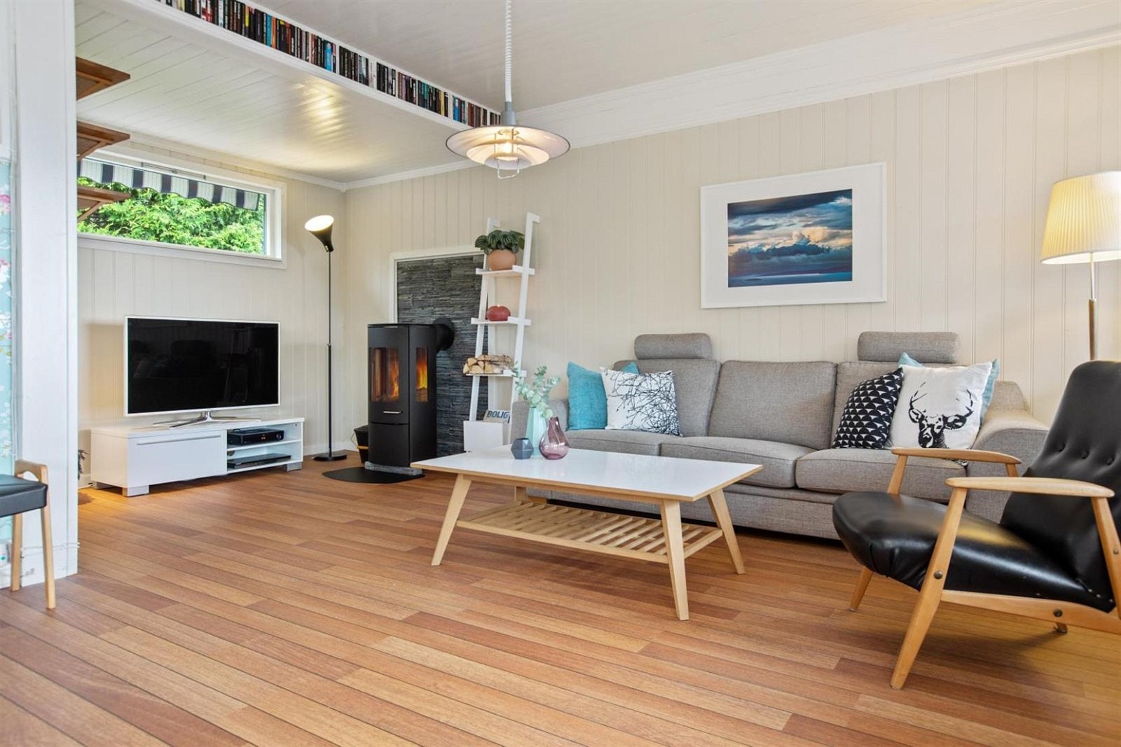 Stue 1. etasje - Sentralt plassert peis i stuen. Galleribilde