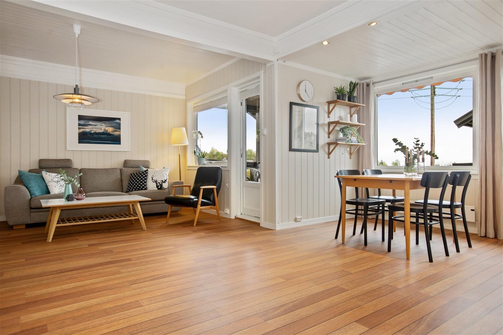 Stue/spisestue 1. etg. - God plass til salong og langbord. Galleribilde