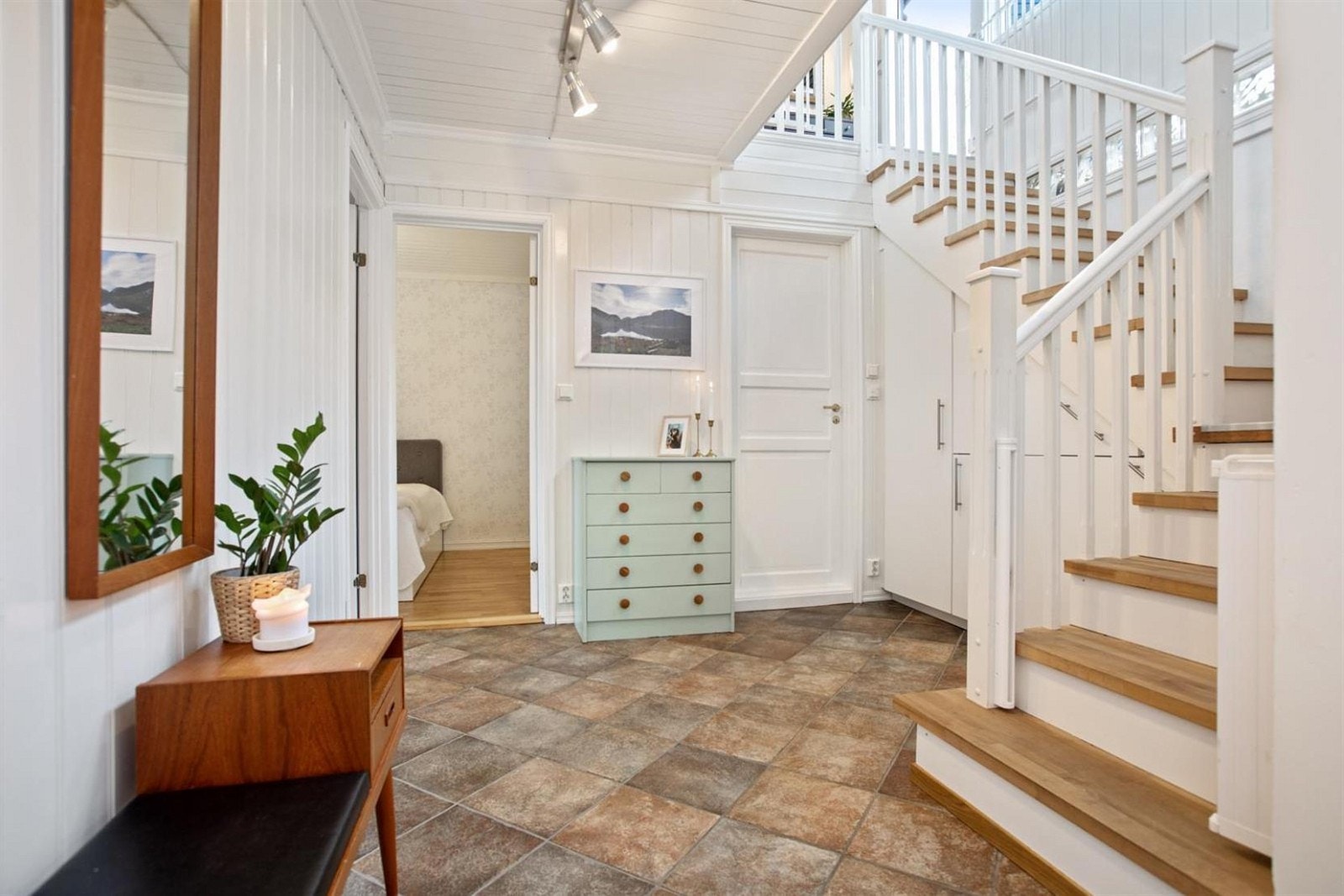 Underetasje - Hall, flislagt med varmekabler. Galleribilde