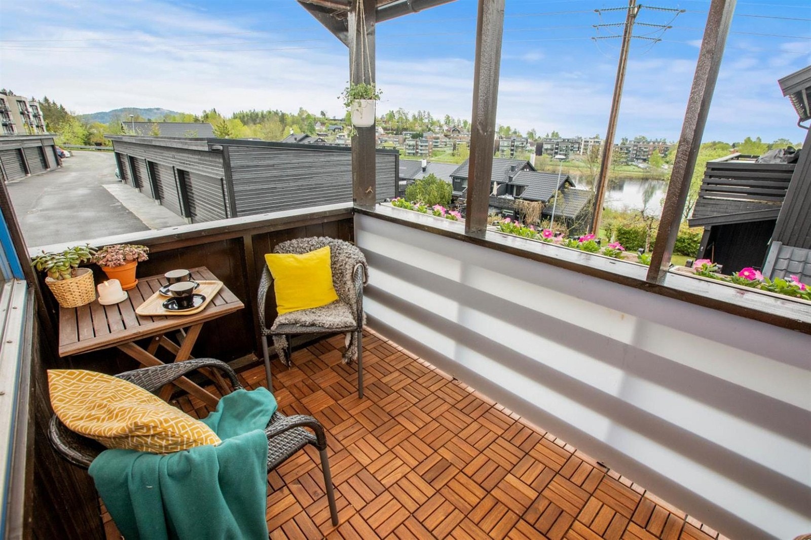 Balkong - 1. etasje - Hyggelig utsikt over nærområdet. Galleribilde