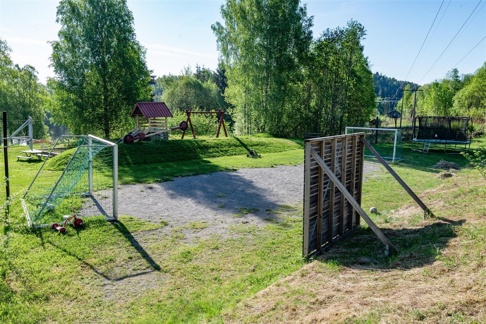 Barnevennlig og hyggelig nærområde med flere lekeplasser, kort gange til flere barnehager og barneskole. Galleribilde
