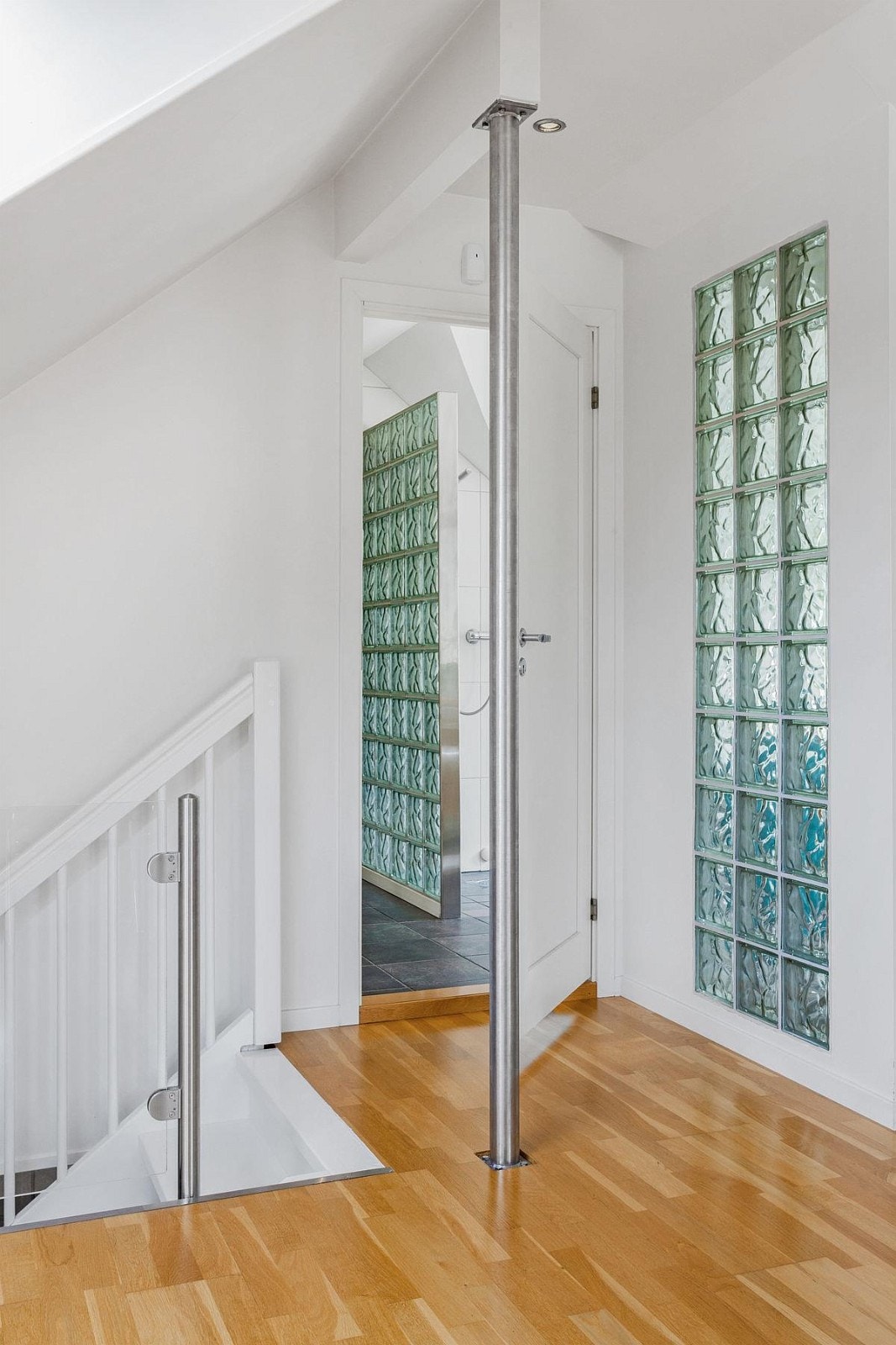 Kule detaljer. Velkommen inn på baderomsavdelingen i tilknytning hovedsoverommet. Galleribilde