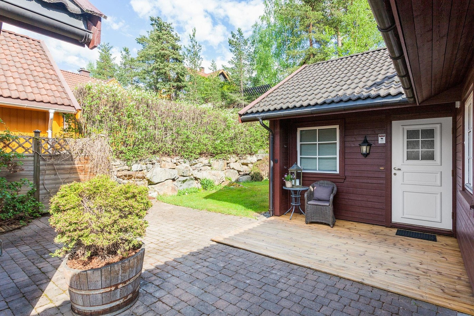 Velkommen inn! Markterrasse med plass til en liten sittegruppe ved inngangspartiet. Galleribilde