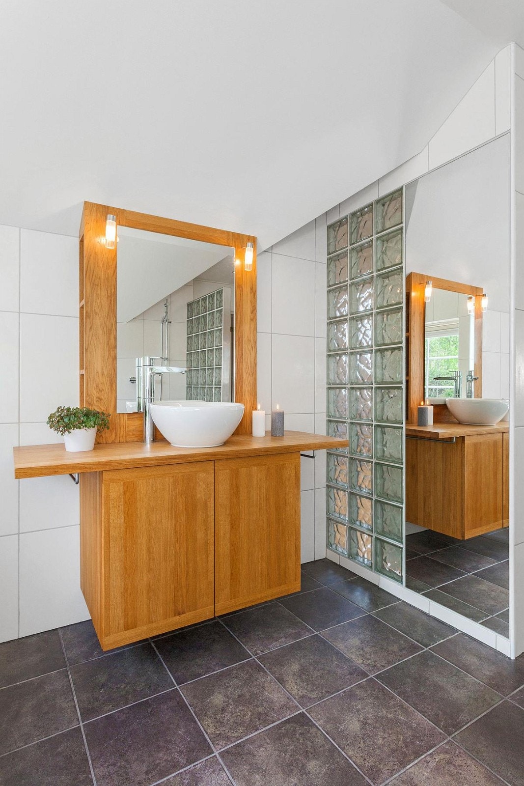 Innredningen er en moderne heltre innredning med skapplass under og hyller på siden av speilet. Legg merke til helfigurspeilet ved siden av glassbyggersteinen. Galleribilde