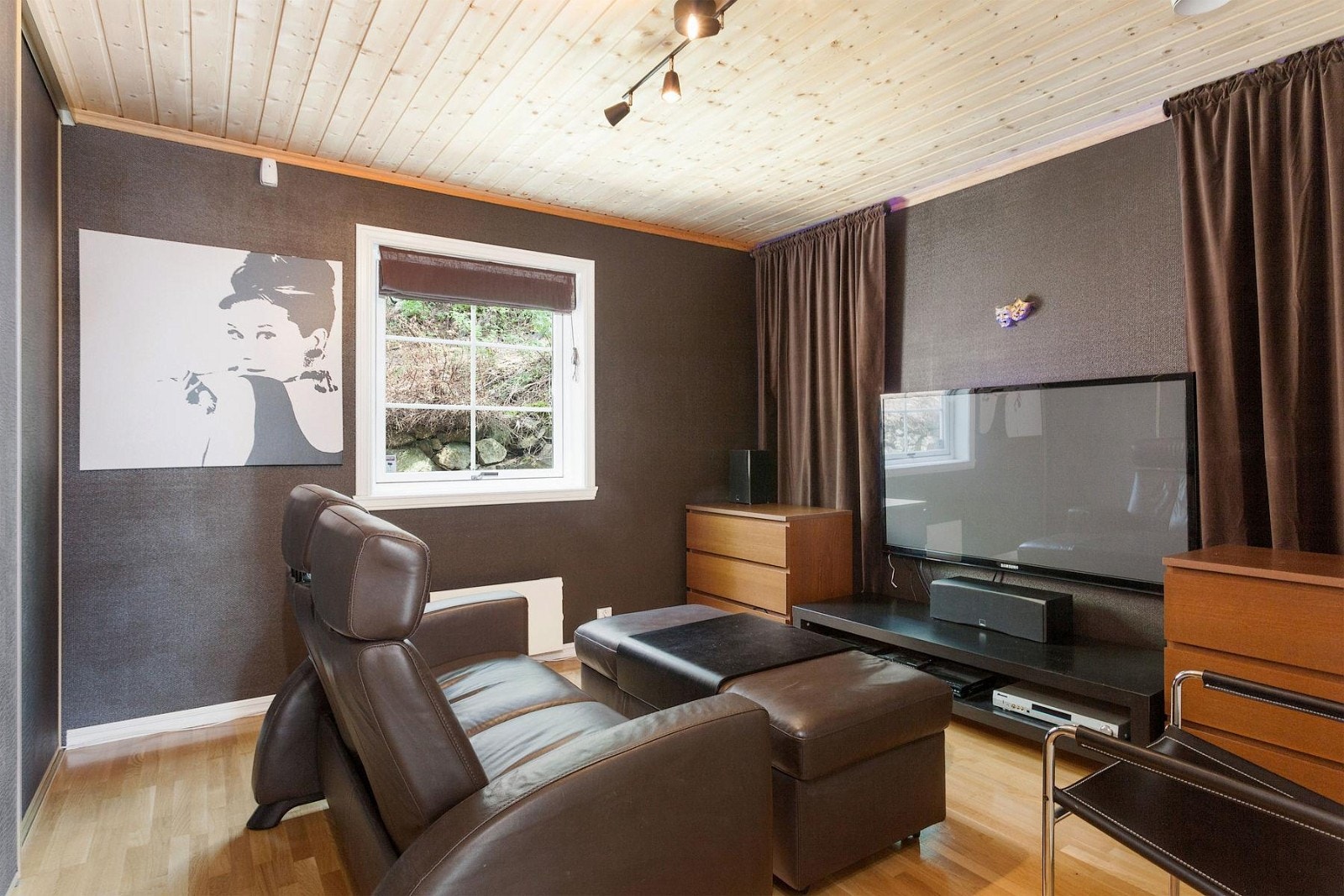 Soverom med skyvedørsgarderobe brukes idag som TV-rom. Galleribilde