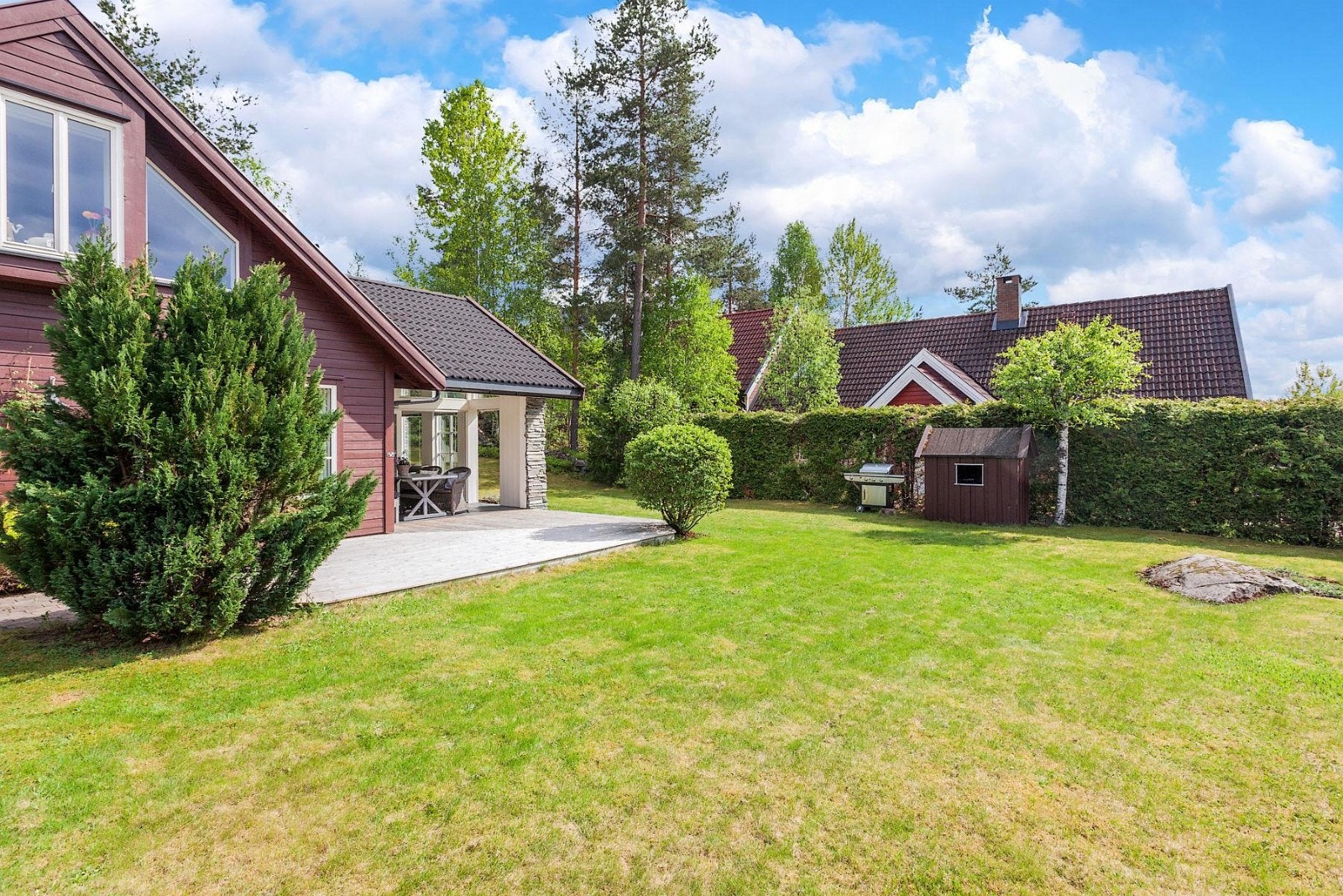 Stor og flat plen, perfekt for sommerlek og fotball. Galleribilde