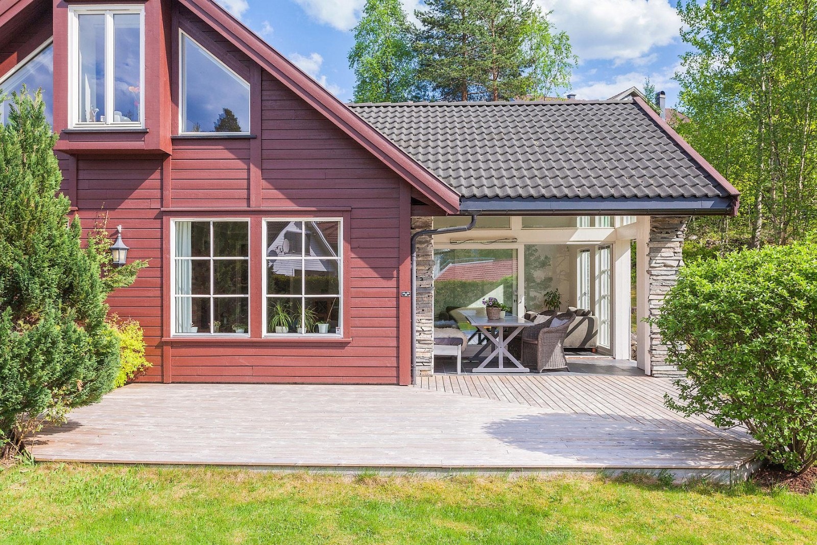 Terrasseplattingen er stor og tar deg rett ut på grønn og skjermet plen. Eldorado for små barn. Galleribilde