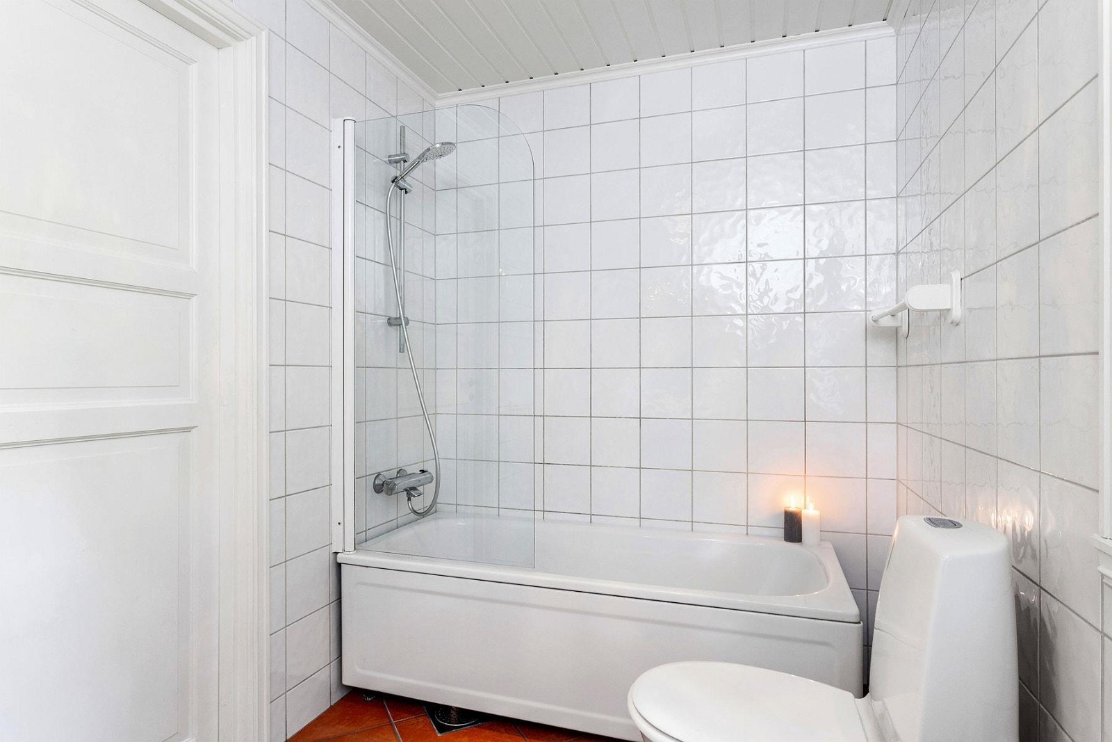 Badet i 1. etasje byr på badekar, innredning med heldekkende vask og WC. Galleribilde