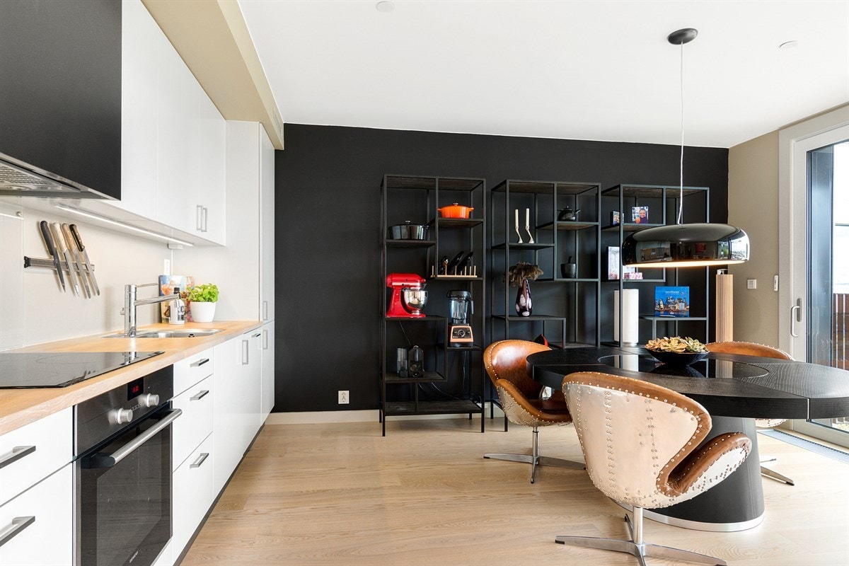 Funksjonelt kjøkken med åpen løsning med god skap- og benkeplass Galleribilde