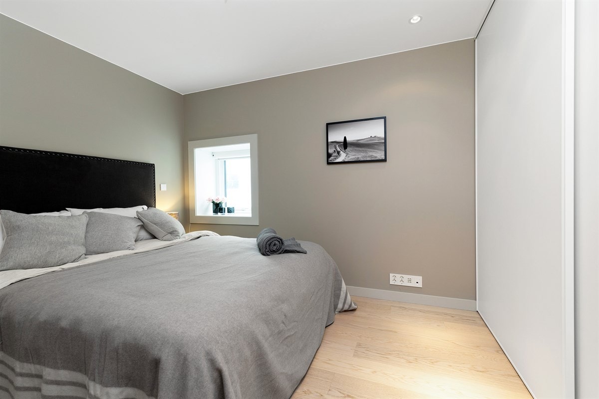 Stort og romslig soverom med plass til et par som ønsker å bo sammen Galleribilde