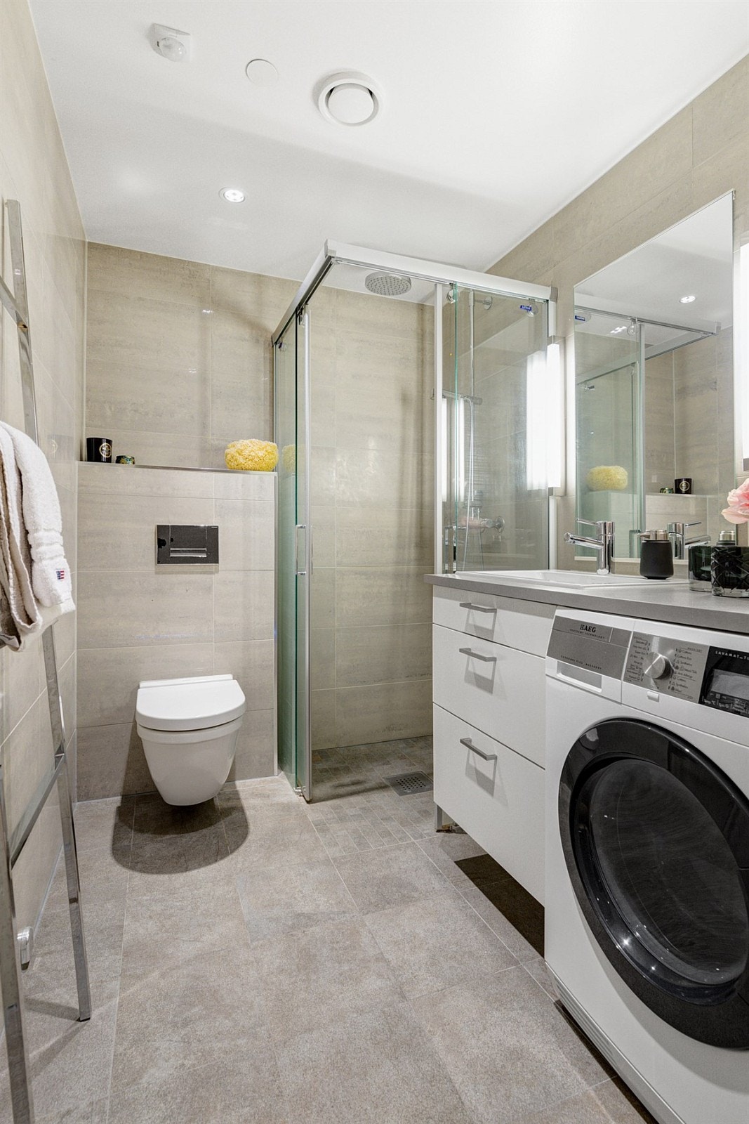 Badet er som resten av leiligheten - moderne og delikat med tidløst fargevalg og god standard Galleribilde