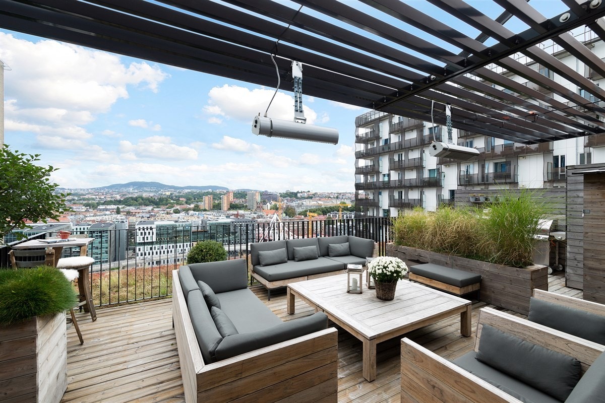 Takterrassen er på hele 42 kvm med treplatting og utelys Galleribilde