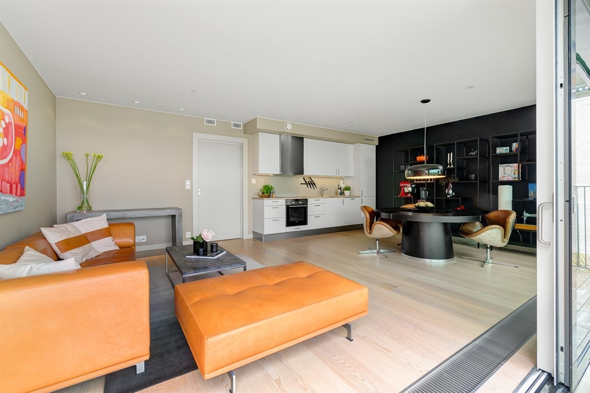 Stuen er et herlig, sosialt rom med en god takhøyde som fyller de flestes ønsker og behov Galleribilde