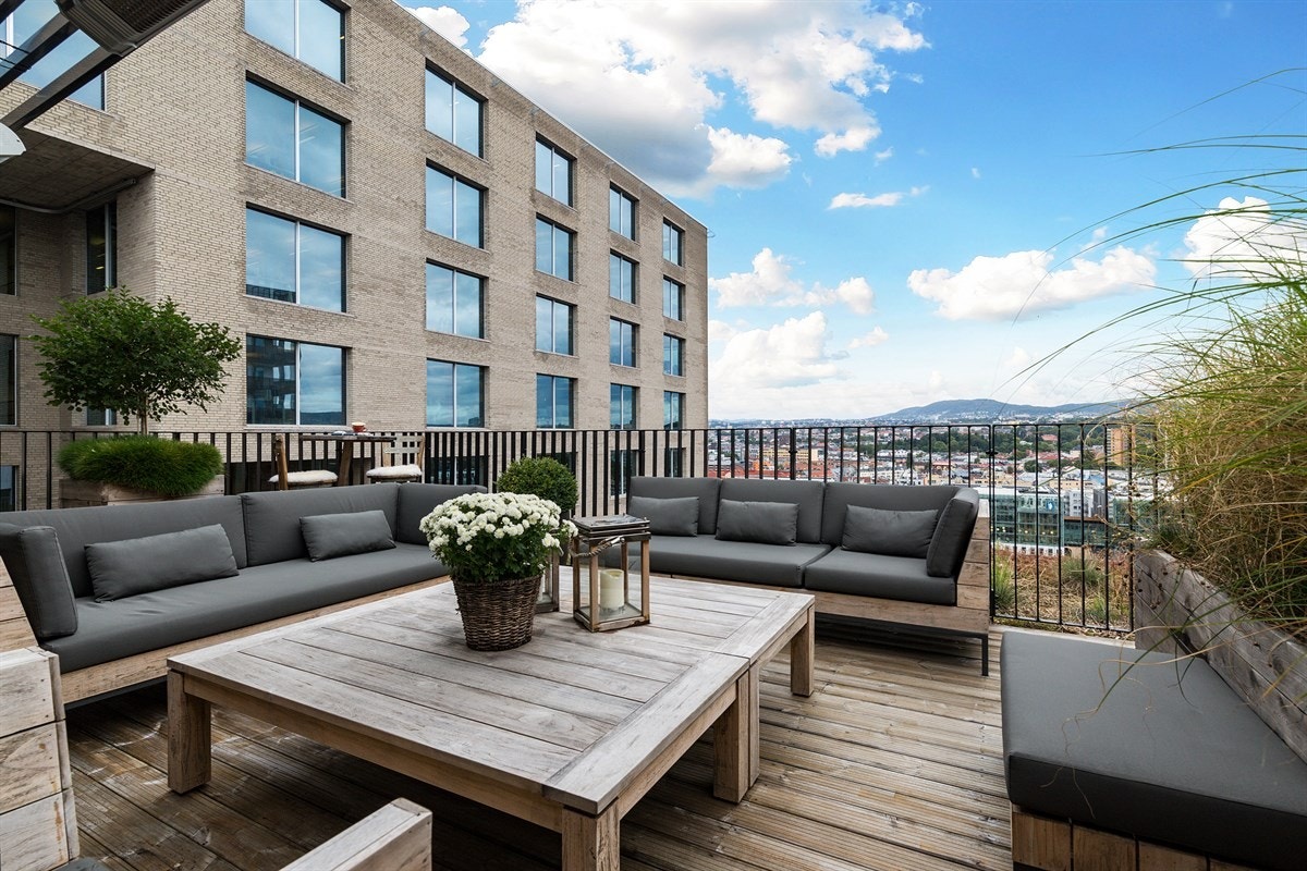 På terrassen har du god plass til utemøbler, bord, grill og det som hører grillsesongen til Galleribilde