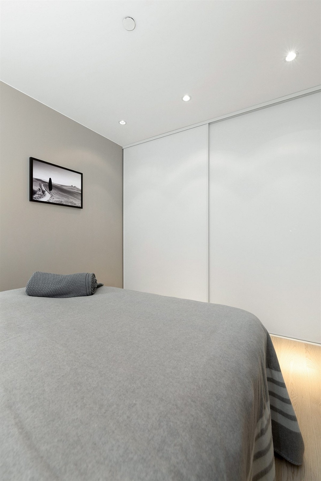 Godt med garderobeplass, samt plass til både dobbeltseng, nattbord og øvrig møblement Galleribilde