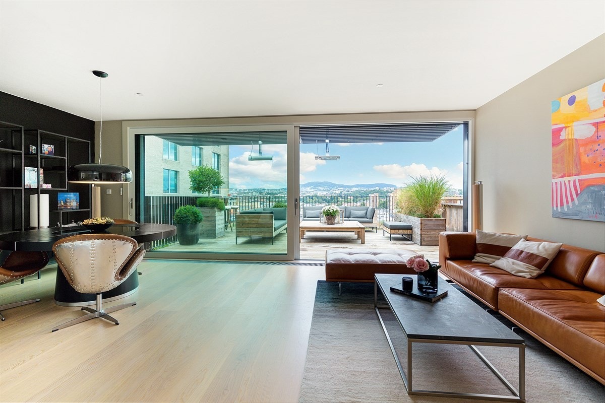 Det første man legger merke til er det flotte lyset som flommer inn fra terrassens store vindusflater og den fantastiske utsikten Galleribilde