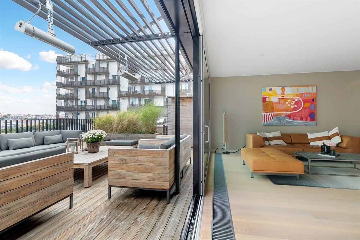 Gjennom å åpne opp skyvedørene til terrassen forlenger du stuen med 42 kvm Galleribilde