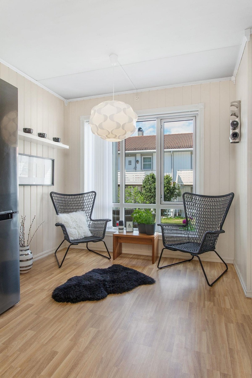 Store vinduer også på kjøkkenet. I vinduer her er det montert lameller som medfølger. Galleribilde