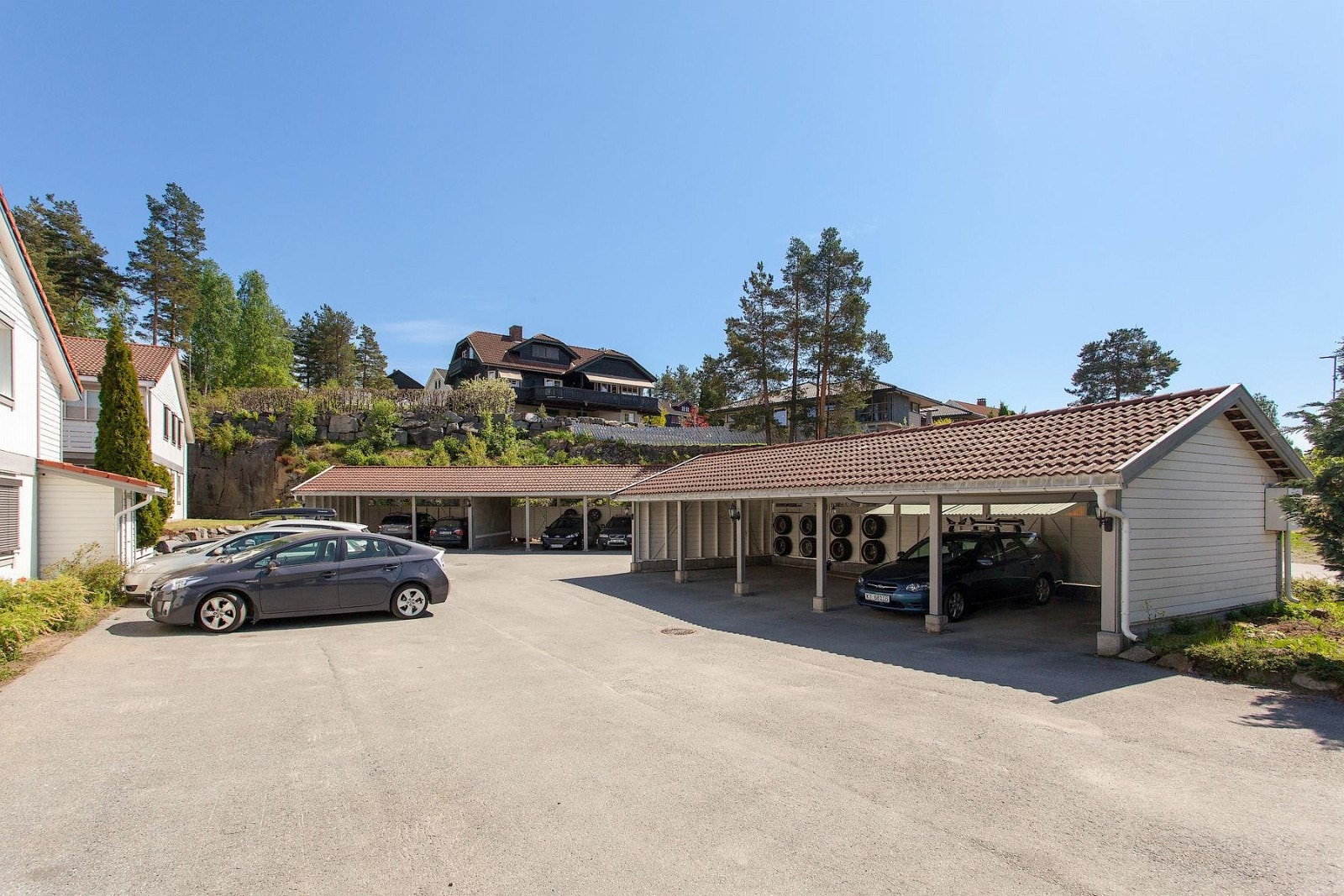 Carport og gjesteparkeringer. Galleribilde
