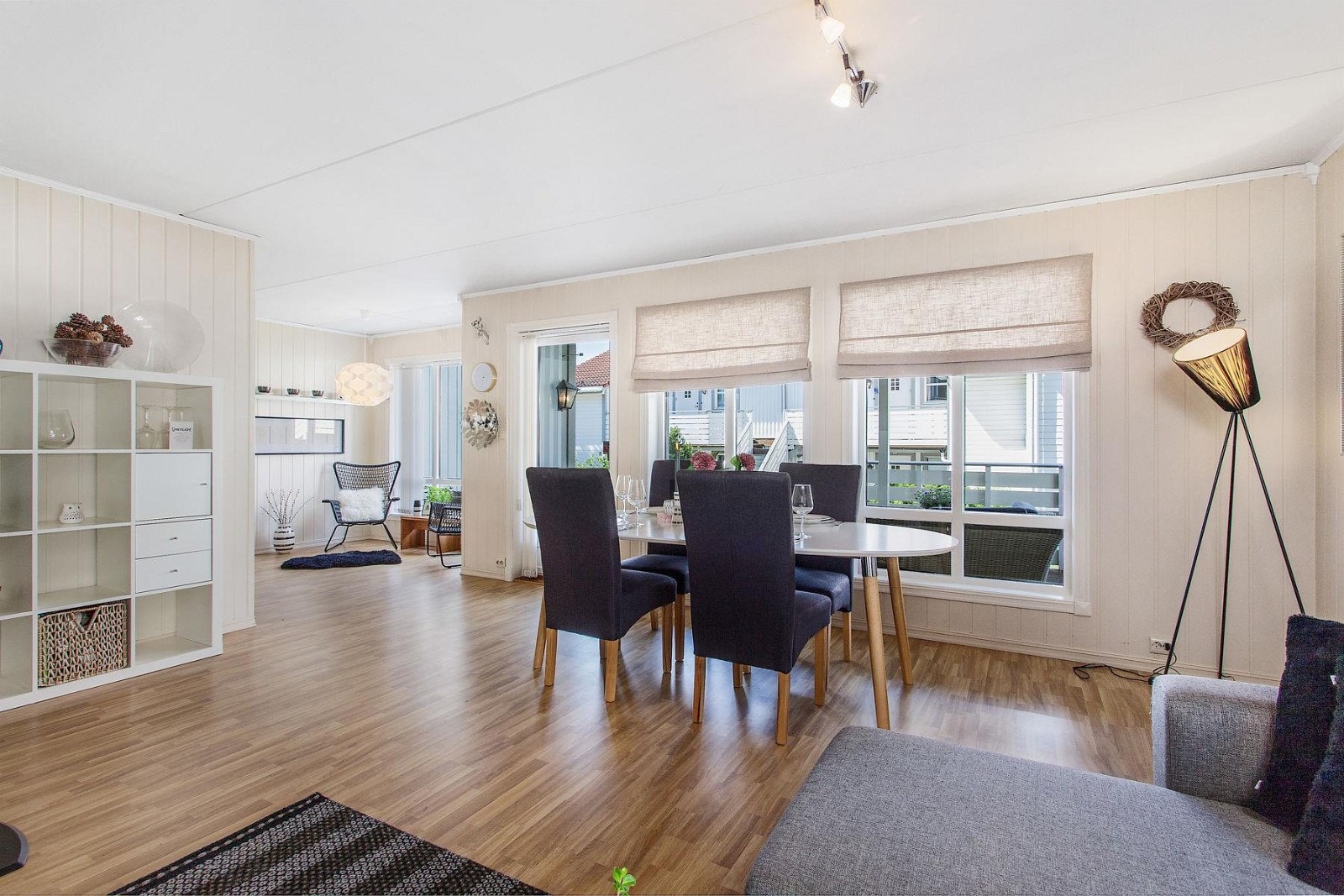 Fra spisestuen kommer du ut på romslig terrasse med takoverbygg samt markterrasse og plen. Galleribilde