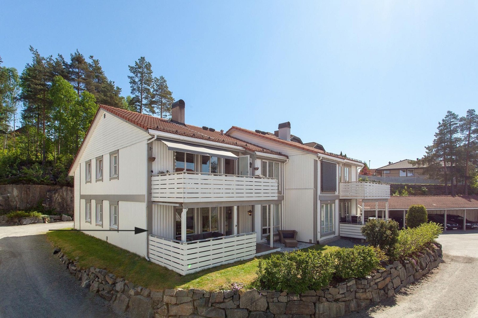 Velkommen til Storhoffs vei 33 A! Gjennomgående endeseksjon med 3 soverom og god uteplass. Galleribilde