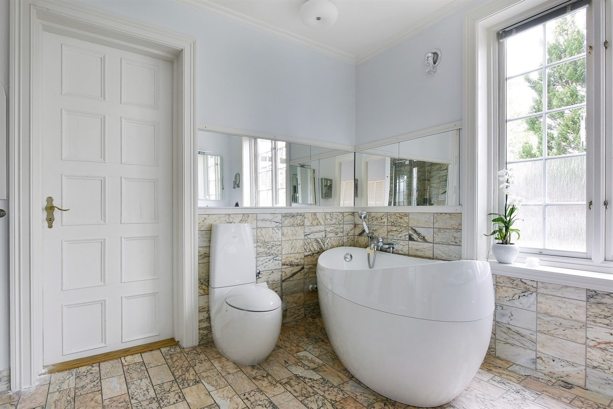 Badet fremstår som en lekker velværeavdeling med eksklusiv innredning fra Villeroy & Boch, og italienske designlamper fra Aureliano Toso. Galleribilde