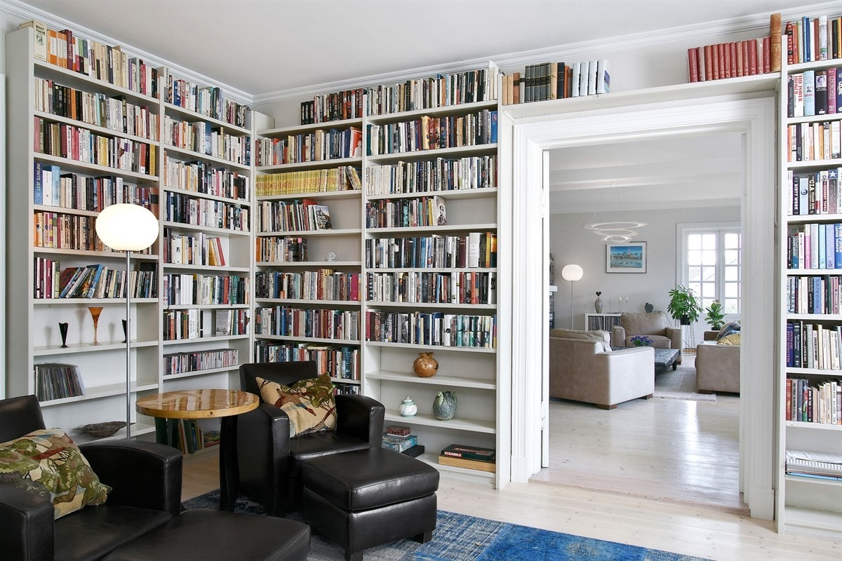 Biblioteket var opprinnelig spisestue, men den generøse hovedstuen har god plass for både sofagruppe, og spisebord for 12 personer. Galleribilde