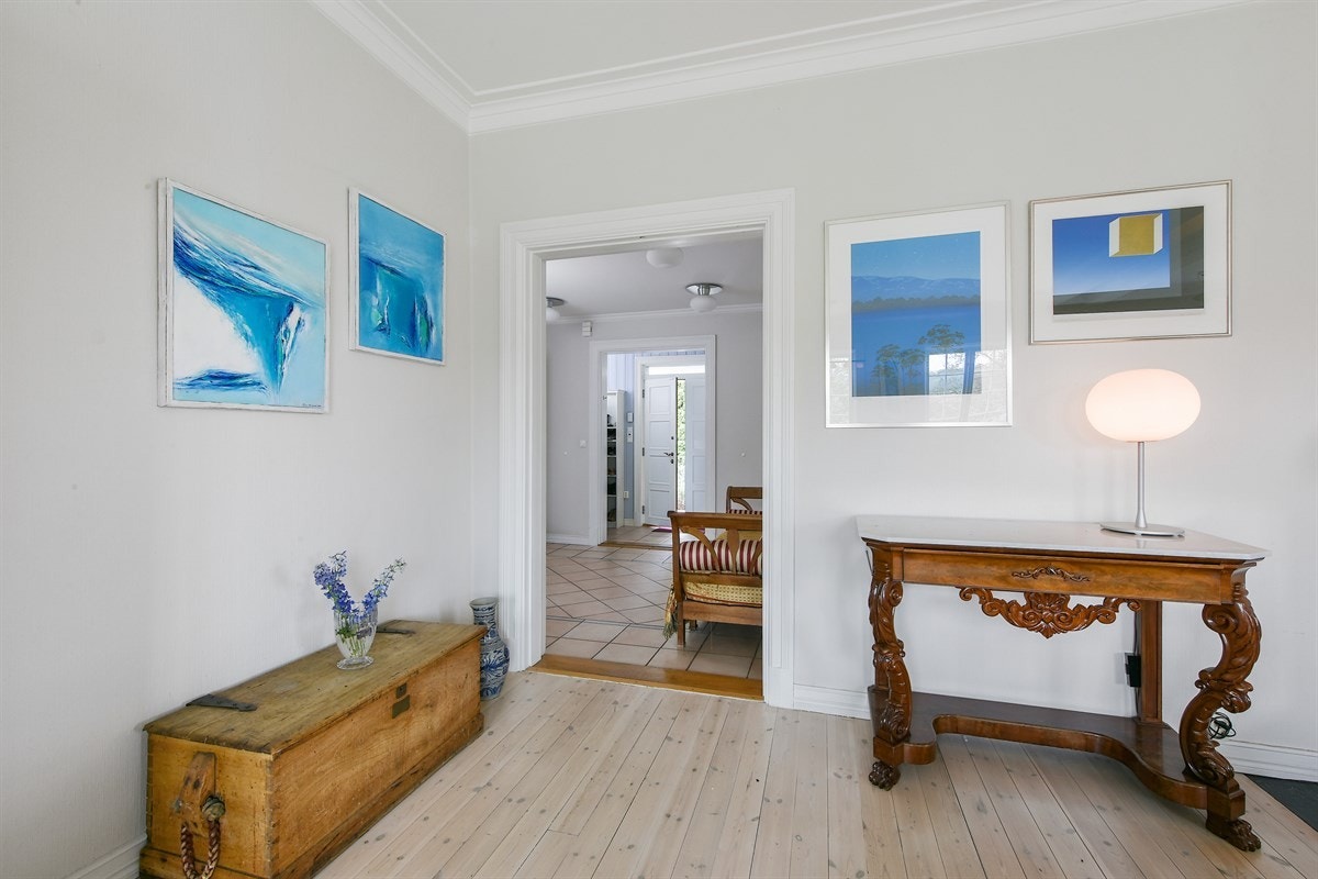 Entreen og hallen har både åpen garderobeløsning, plassbygde hyller og et stort garderobeskap. Galleribilde