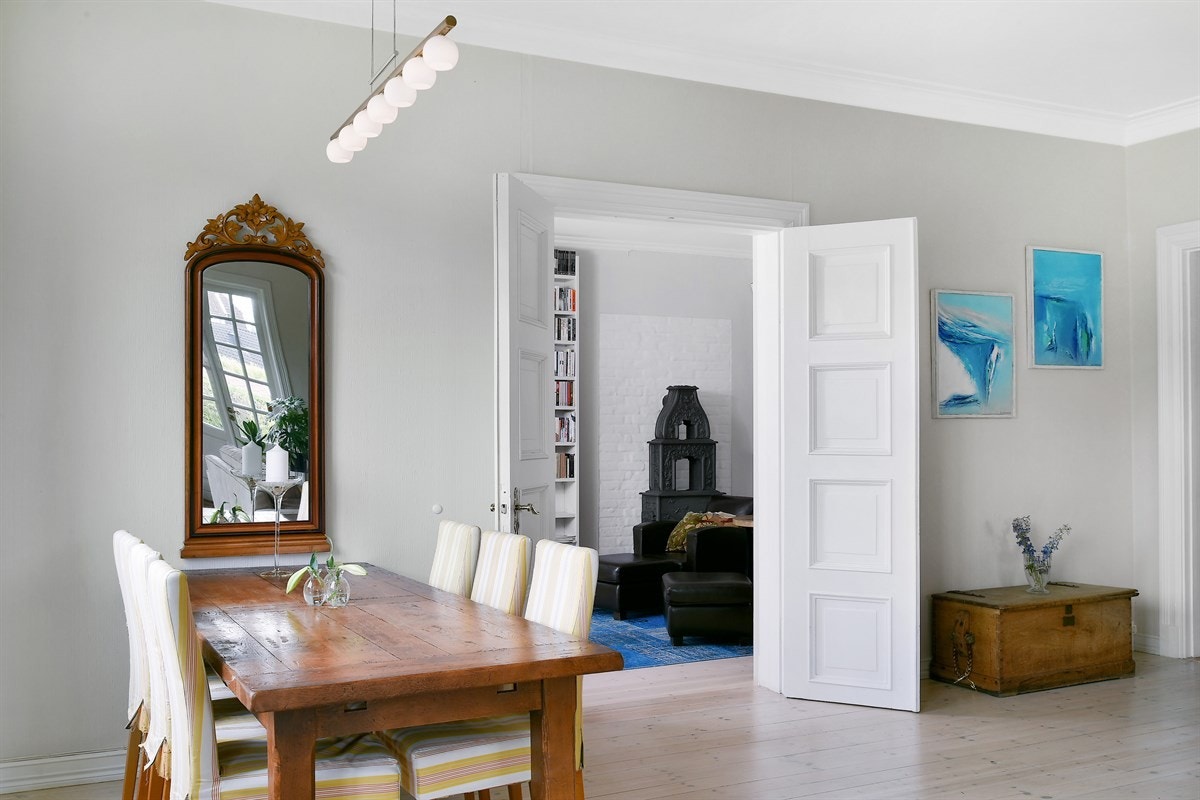 Hovedstuen har plass for spisebord for 12 personer. Galleribilde