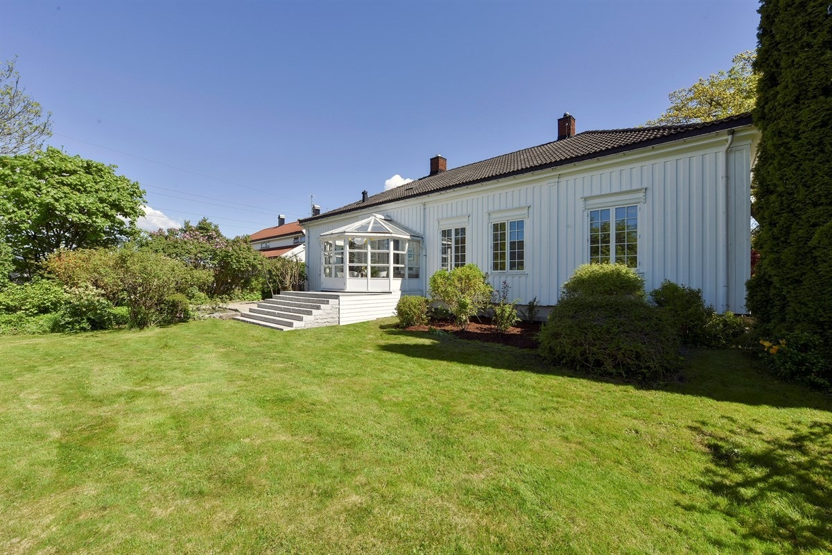 Vinterhage med trapp direkte ut i hagen. Galleribilde
